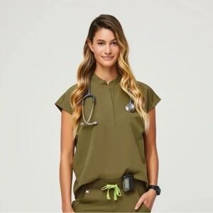 FIGS Rafaela Oversized Scrub Top – Martini Olive – Women’s XXS